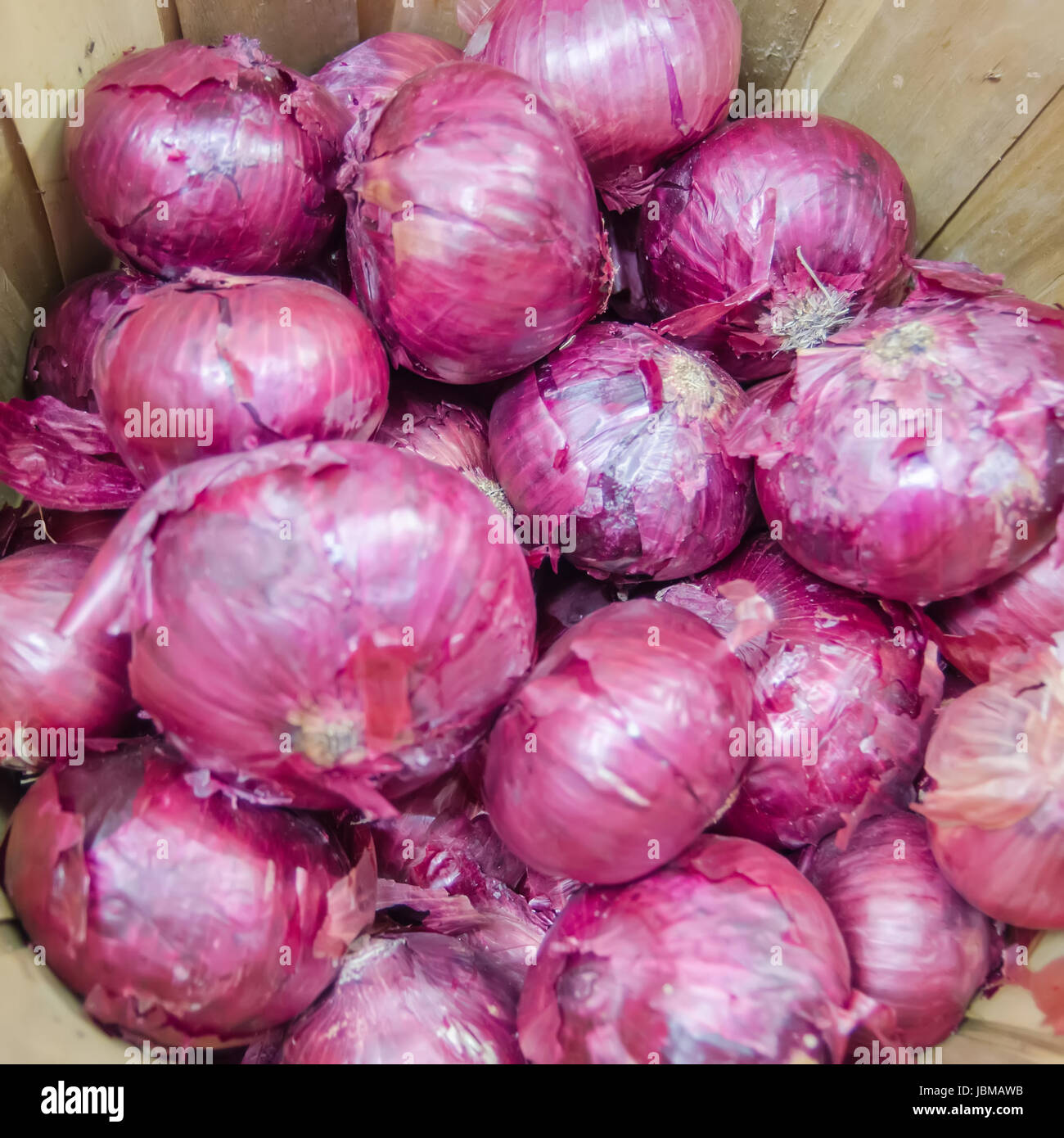 red onions in basket on display on market farm Stock Photo - Alamy