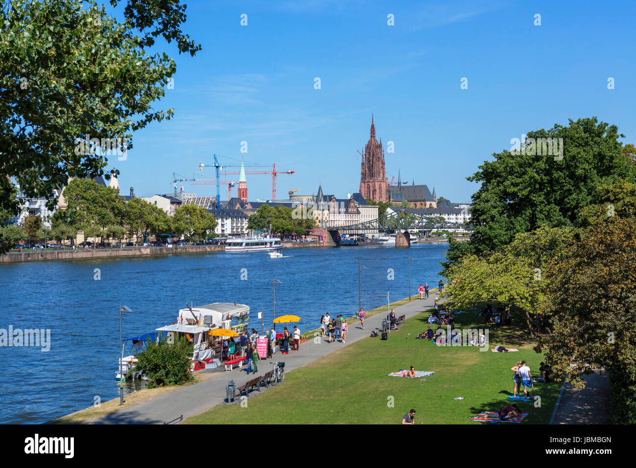 View towards Frankfurt Cathedral (Frankfurter Dom) from the banks of the River Main near Untermainbrücke, Frankfurt, Hesse, Germany Stock Photo