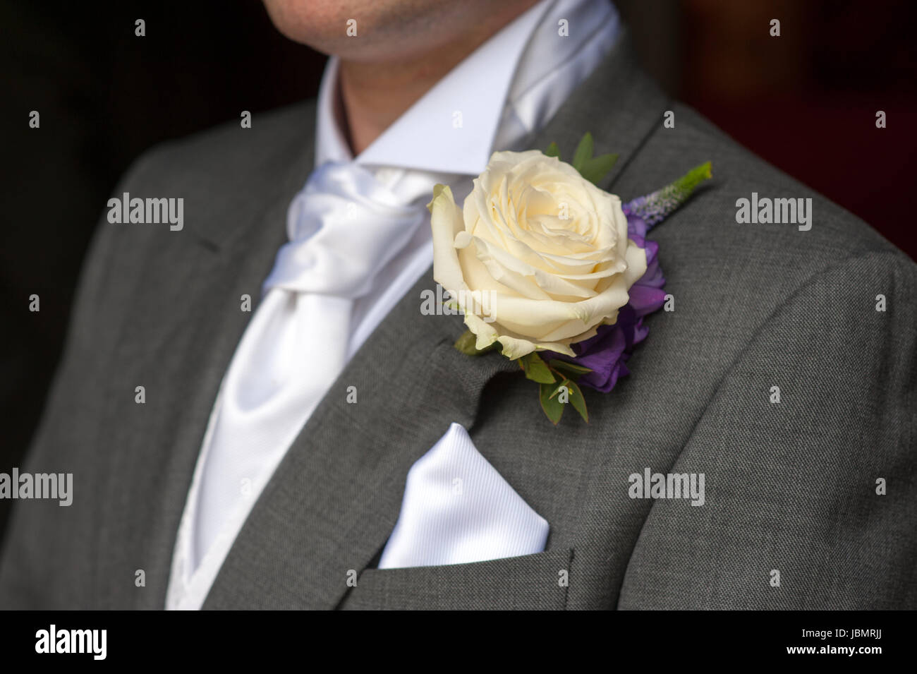 man wearing a rose buttonhole wedding flowers Stock Photo - Alamy