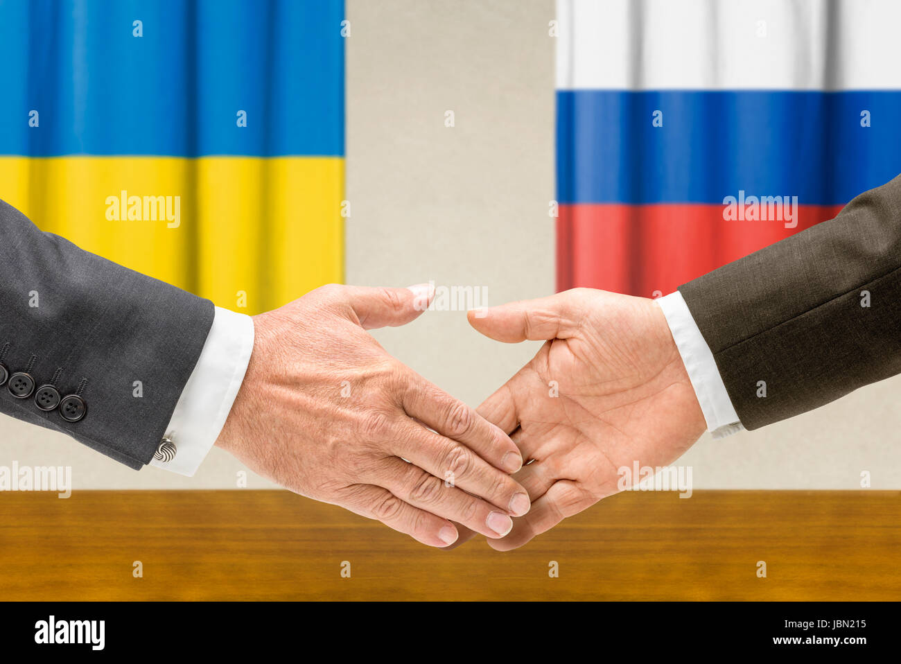 Vertreter der Ukraine und Russlands reichen sich die Hand Stock Photo