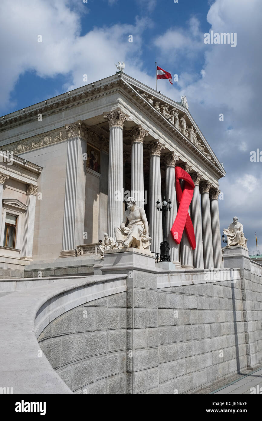 Solidarität mit HIV, rote Schleife zur Erinnerung am Österreichischen Parlament Stock Photo