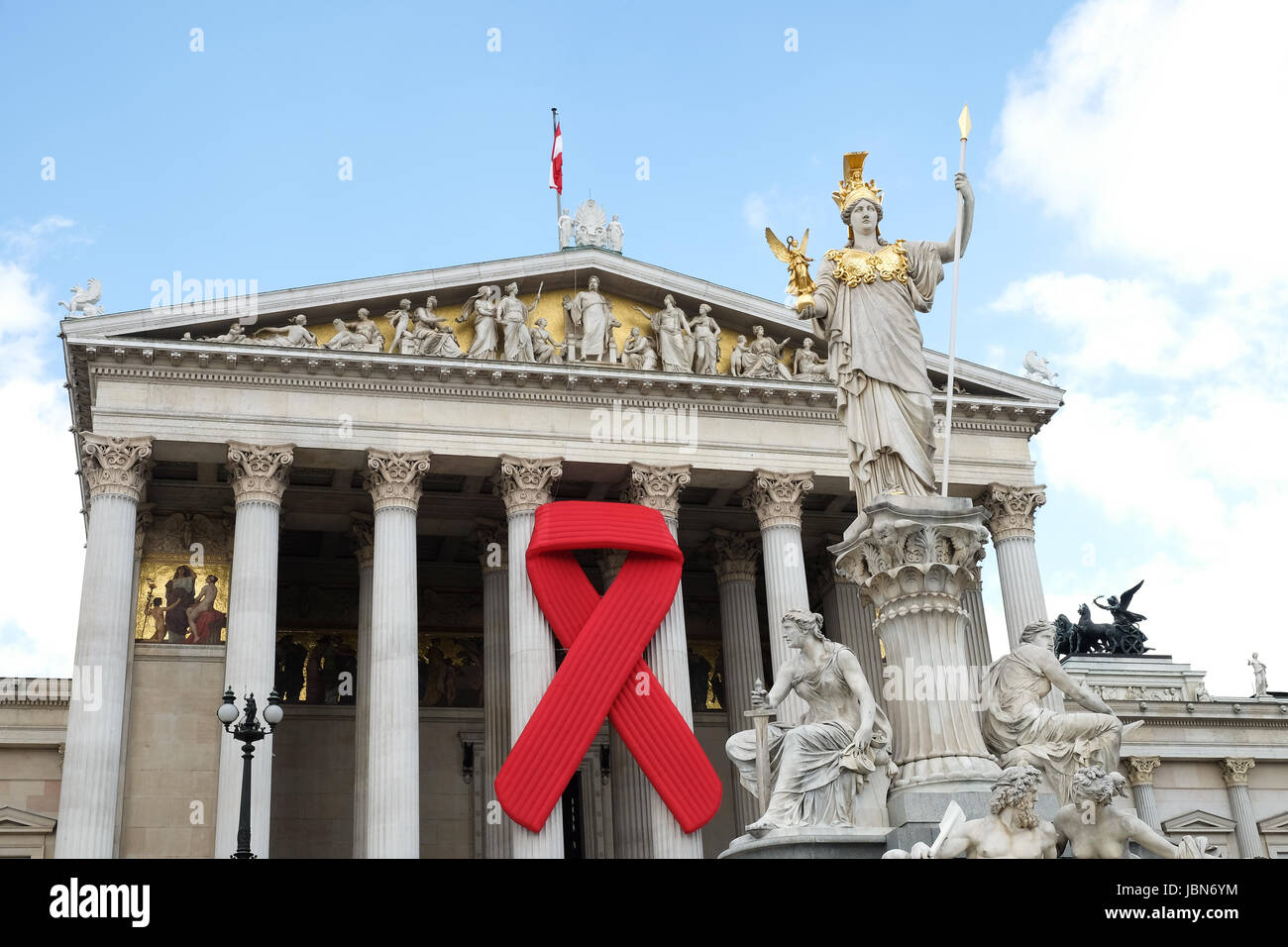 Solidarität mit HIV, rote Schleife zur Erinnerung am Österreichischen Parlament Stock Photo