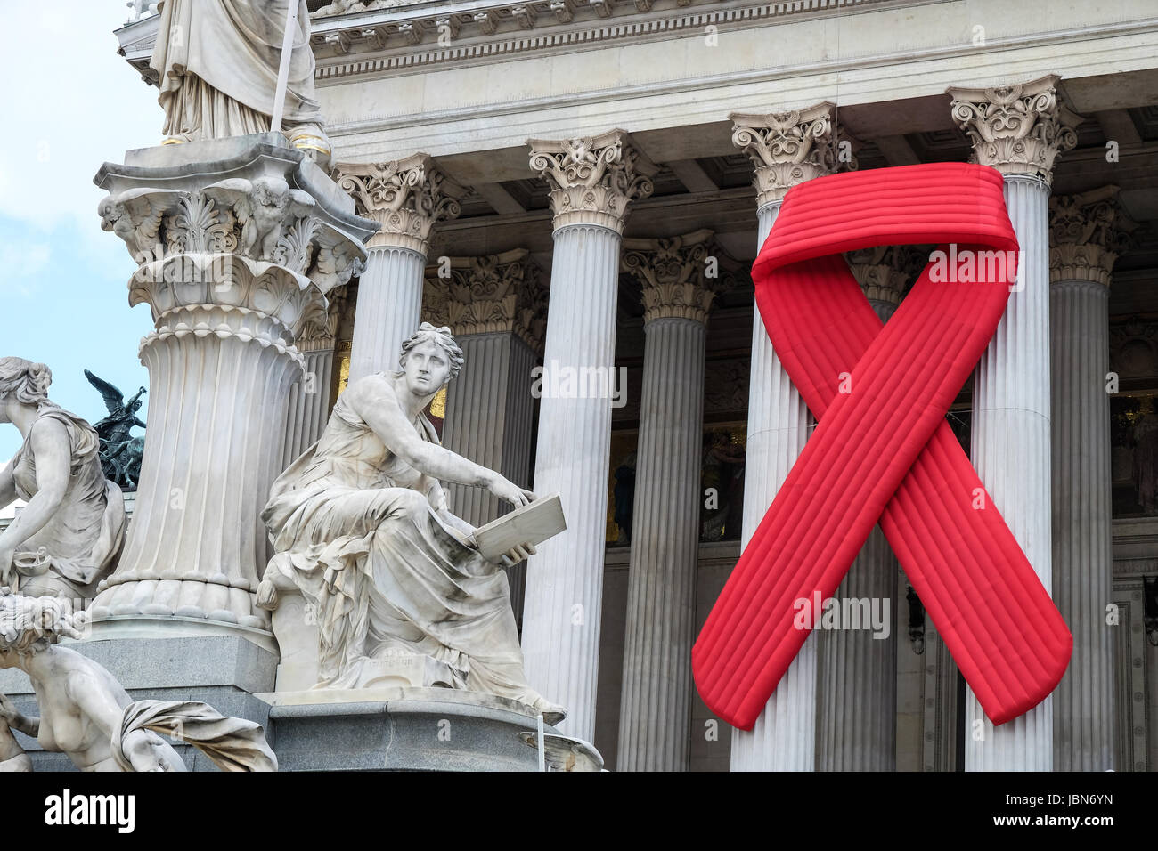 Solidarität mit HIV, rote Schleife zur Erinnerung am Österreichischen Parlament Stock Photo