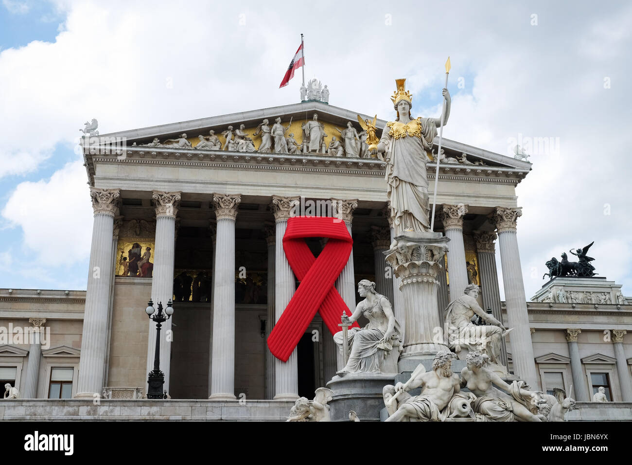 Solidarität mit HIV, rote Schleife zur Erinnerung am Österreichischen Parlament Stock Photo