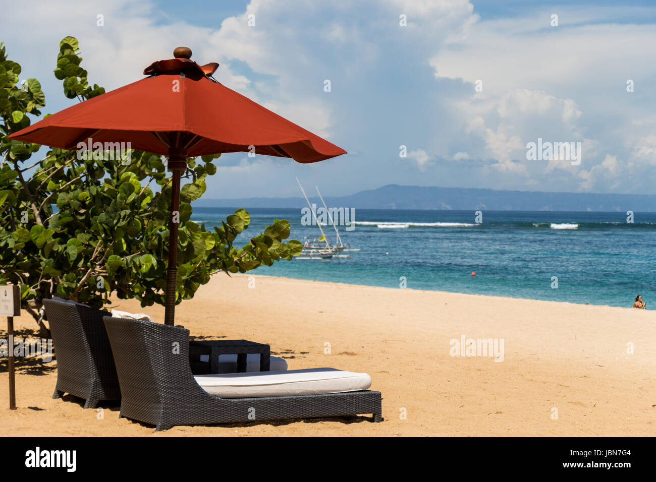 Tropischer Strand mit Sonnenliege und Sonnenschirmen mit weißem Sand in der Karibik Stock Photo