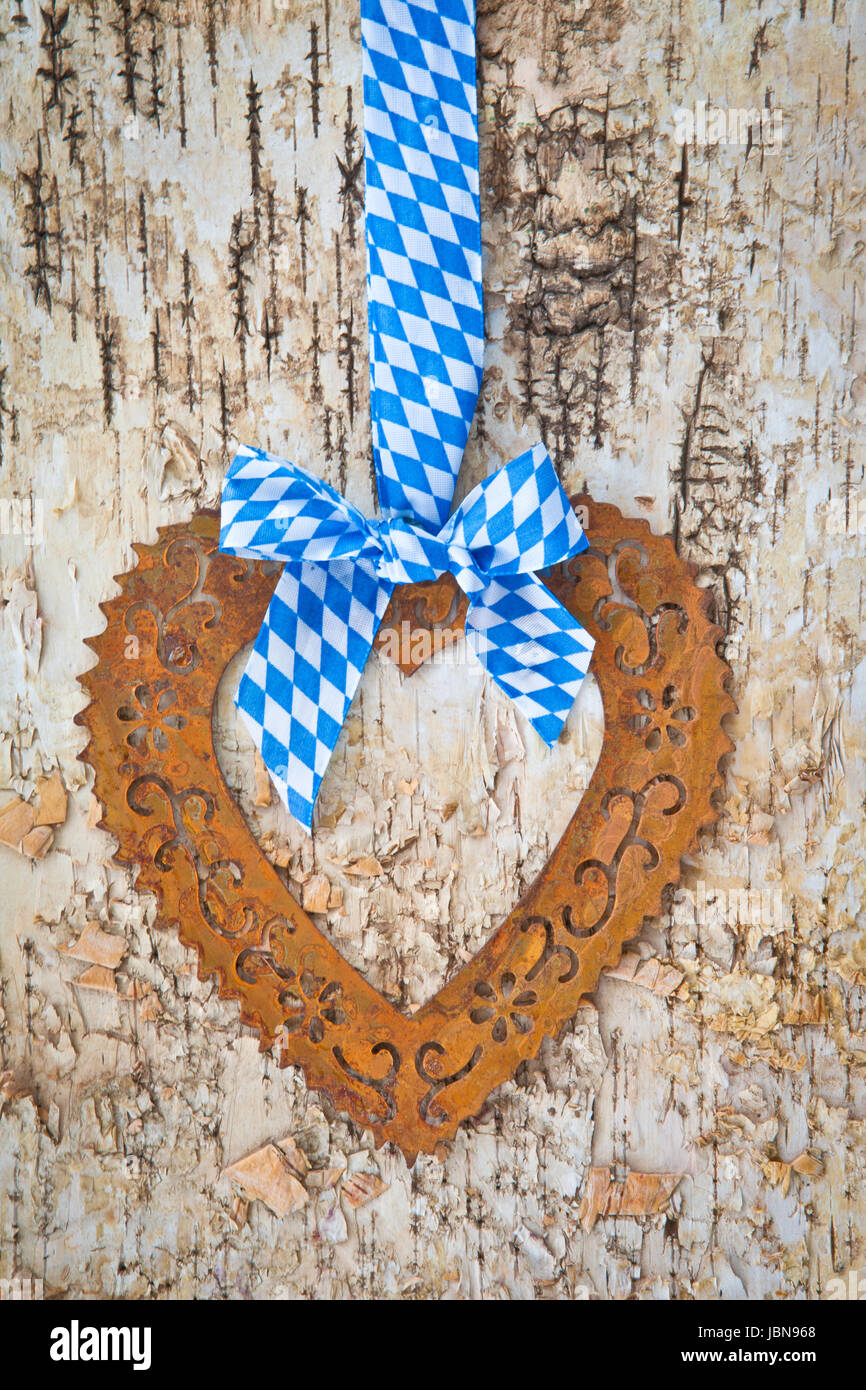 Rustikaler Hintergrund aus RInde mit dekorativem Herz Stock Photo