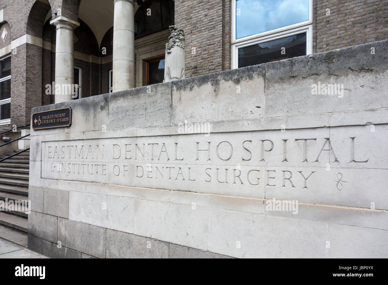 Sign outside entrance to Eastman Dental Hospital, Institute of Dental Surgery, University College London Hospitals NHS Foundation Trust Stock Photo