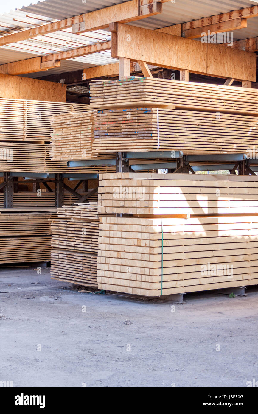Holz Panele im Lager aufgestapelt für Versand oder Produktion für Fußboden Stock Photo