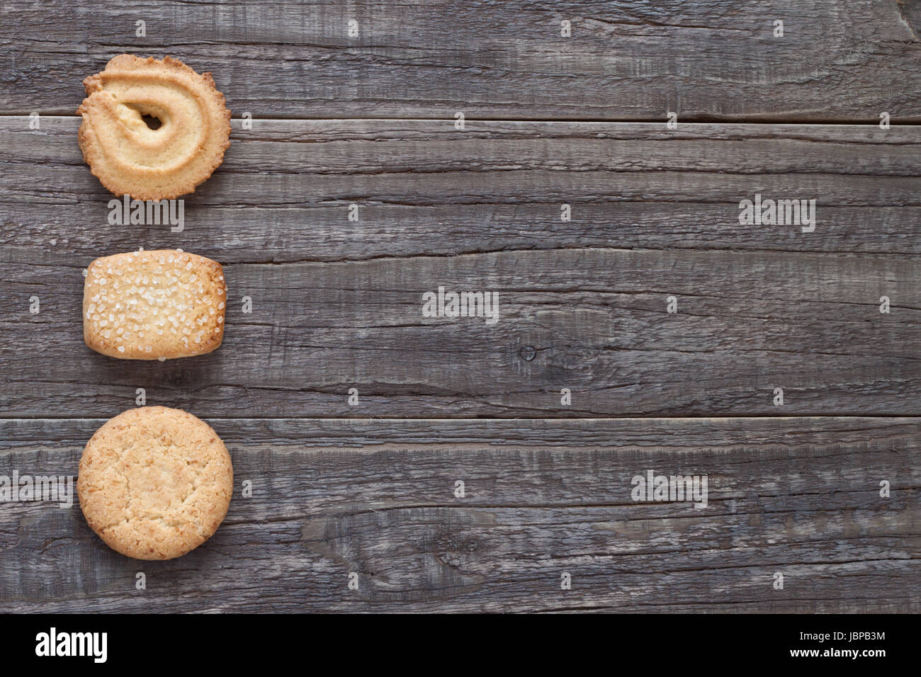 Dänische Butterkekse auf einem  Holzuntergrund Stock Photo