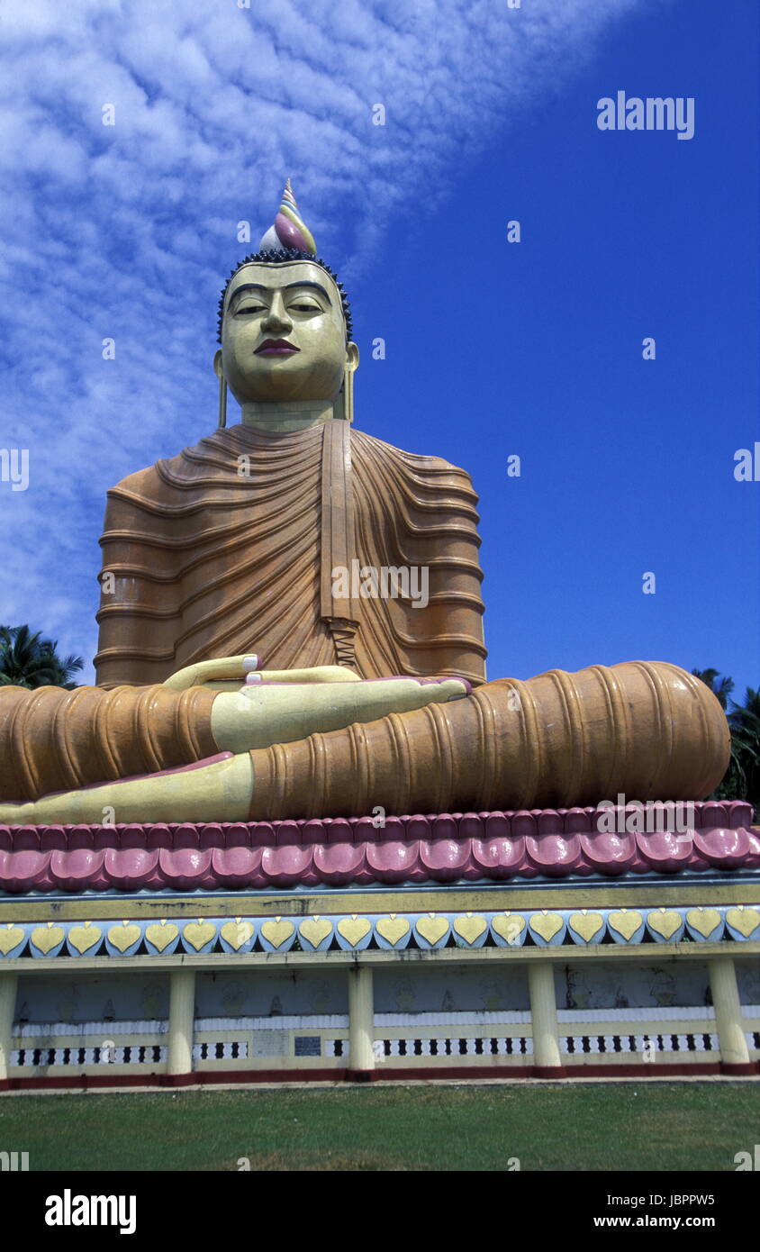 Eine Buggha Figur im Weherahena Tempel im sueden von Sri Lanka in Asien. Stock Photo