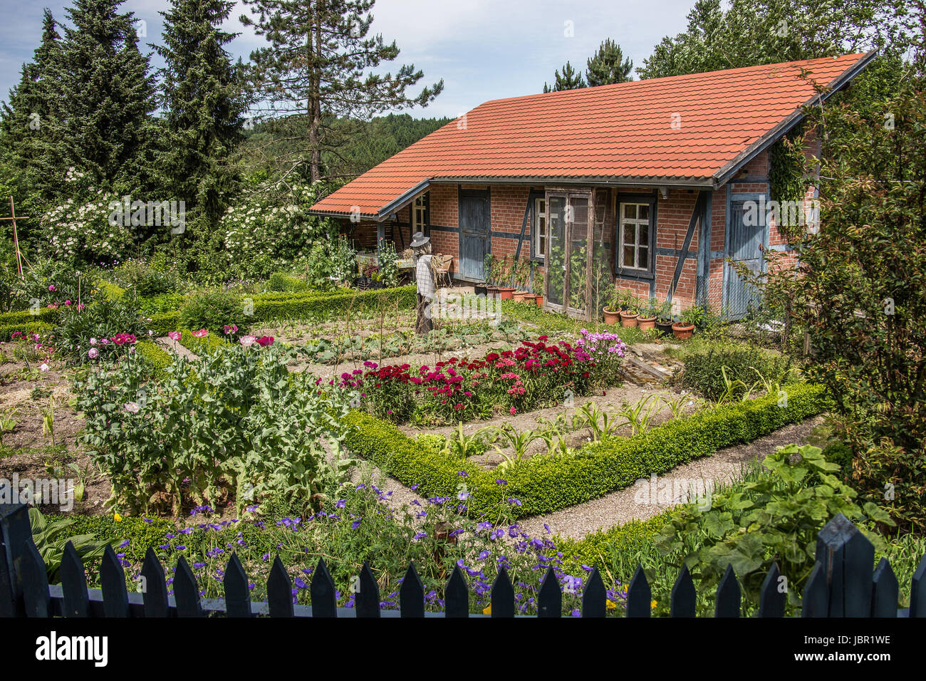 Bauernhaus mit Gemüsegarten Stock Photo Alamy