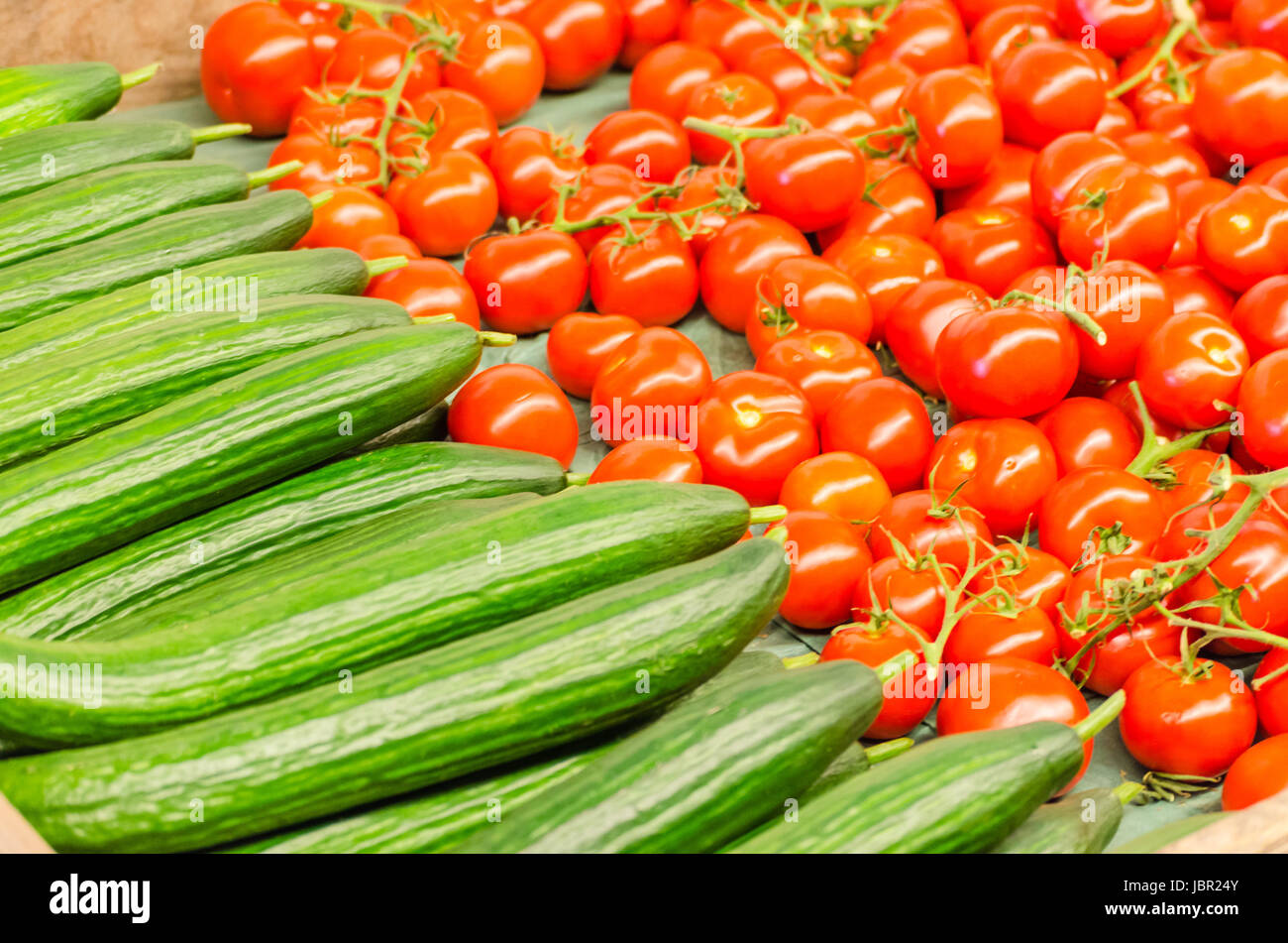 Diverse Tomaten und Gurken zum Verkauf auf einem Bauernmarkt Stock Photo