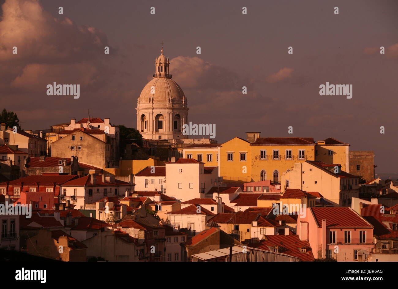 Die Uebersicht ueber die Altstadt von Alfama in der Innenstadt der Hauptstadt Lissabon in Portugal. Stock Photo
