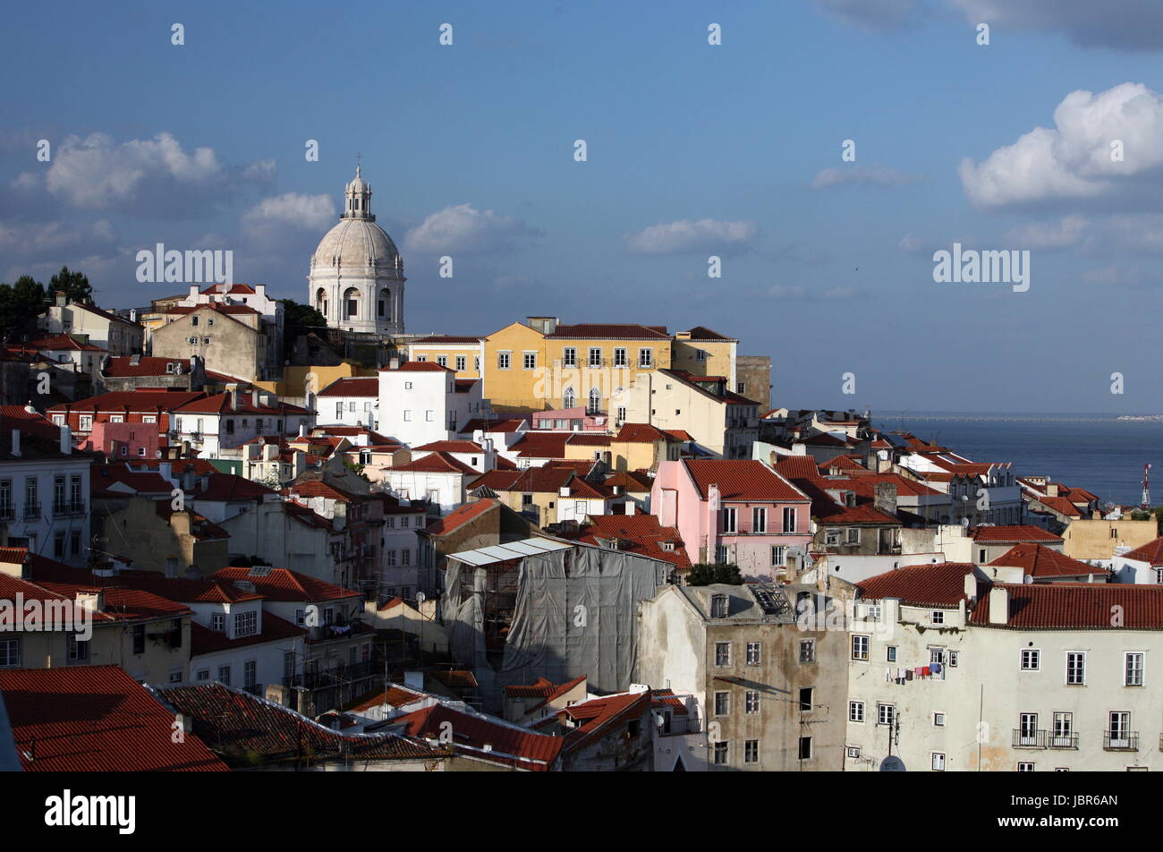 Die Uebersicht ueber die Altstadt von Alfama in der Innenstadt der Hauptstadt Lissabon in Portugal. Stock Photo