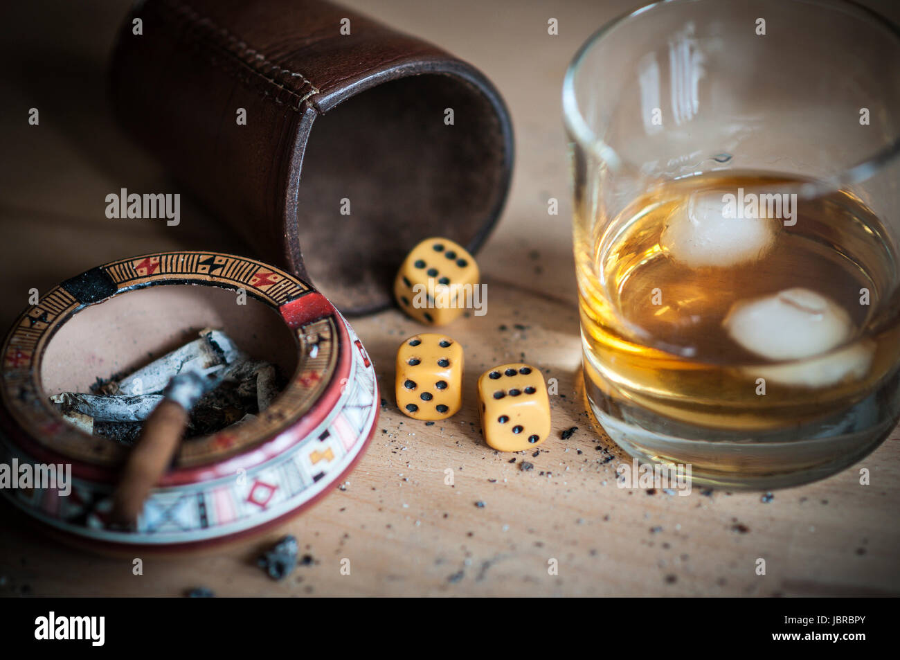 Wuerfelspiel mit Zigarre und alkoholischem Getraenk. Stock Photo
