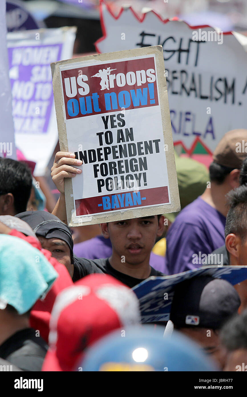 Manila, Philippines. 12th June, 2017. An man holds a placard during a protest rally near the U.S. Embassy in Manila, the Philippines, June 12, 2017. The protesters are condemning the intervention of the U.S. military in the ongoing clashes between the Philippine government troops and the Islamist militants. Credit: ROUELLE UMALI/Xinhua/Alamy Live News Stock Photo