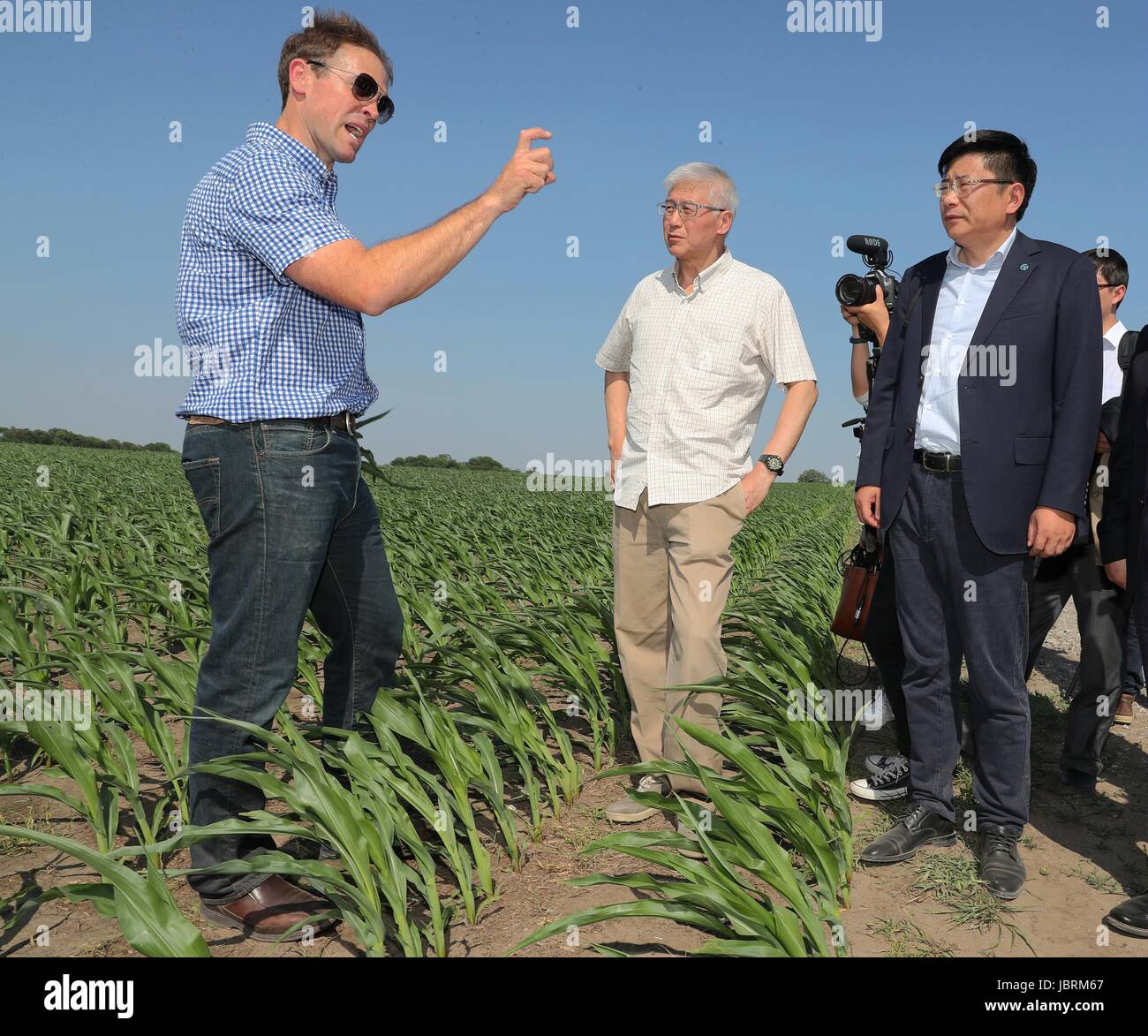 (170612) -- DES MOINES, June 12, 2017 (Xinhua) -- Grant Kimberley (L), son of Kimberley Farm owner, introduces crop planting and agricultural techniques used by his farm in Des Moines, Iowa, the United States, June 11, 2017. (Xinhua/Wang Ping)(gl) Stock Photo