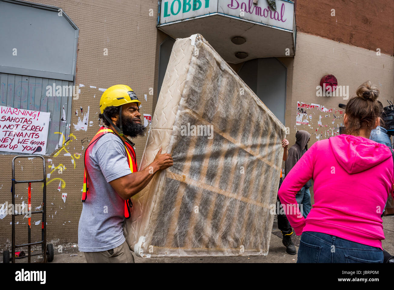 Vancouver, British Columbia. 12th Jun, 2017. Eviction Day, Balmoral Hotel,  DTES, Vancouver, British Columbia, Canada. Stock Photo