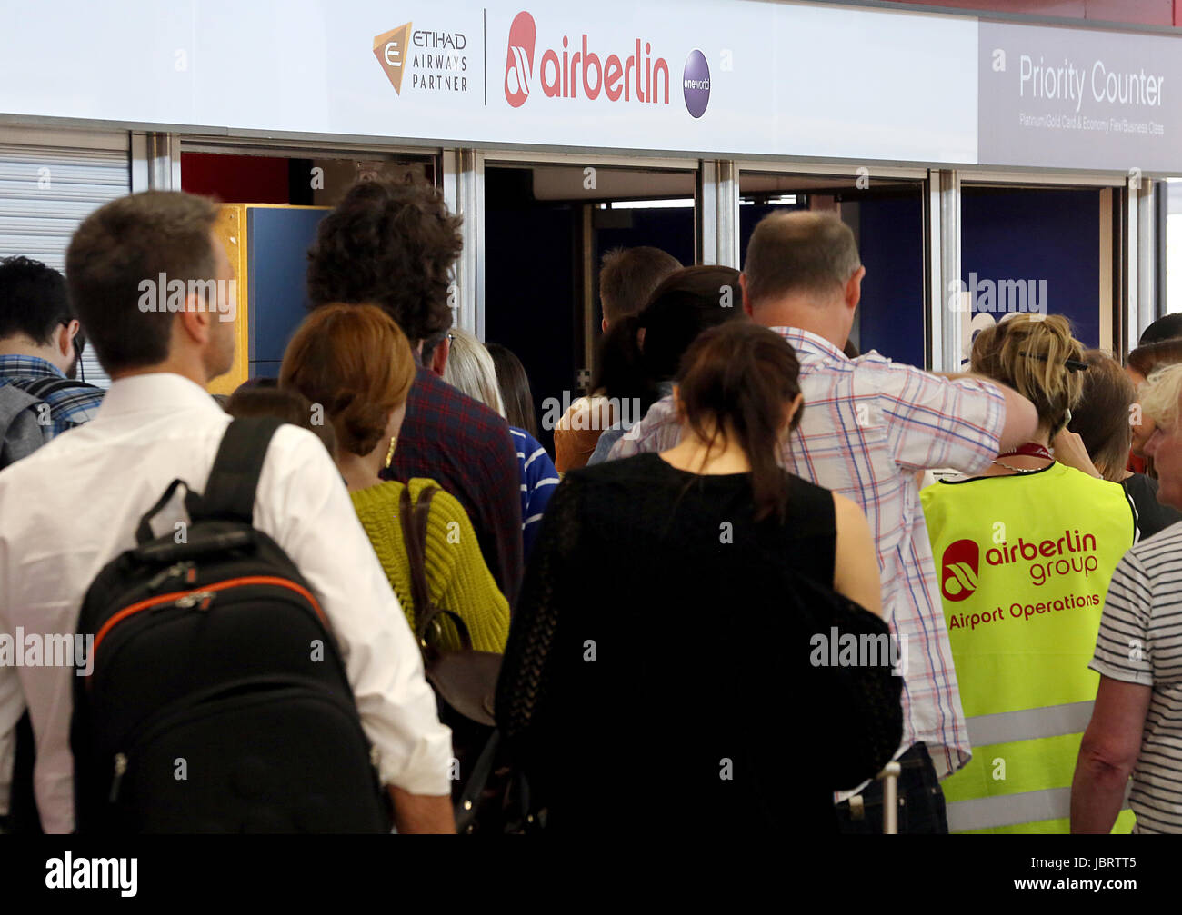 Passengers queue at a check in desk hi-res stock photography and images ...