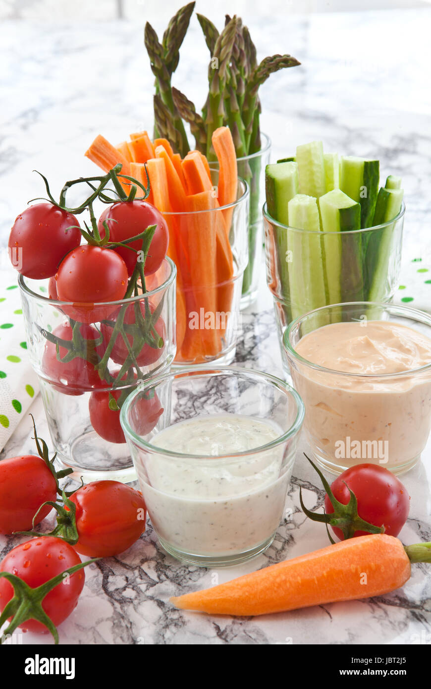 Bunte Sticks aus Gemuese mit frischem Kraeuterquark zum Dippen Stock ...