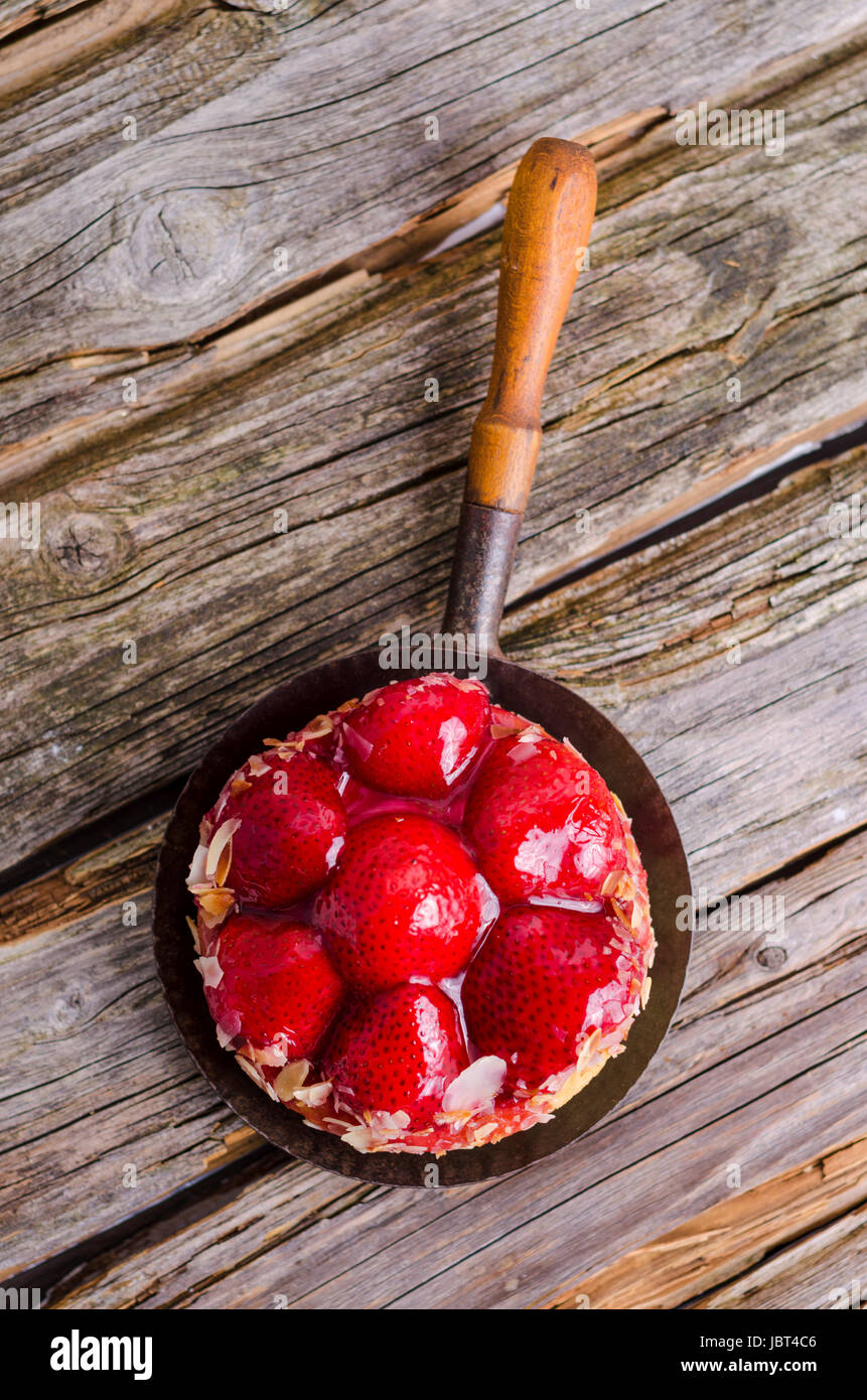Erdbeertörtchen mit Biskuit Stock Photo - Alamy