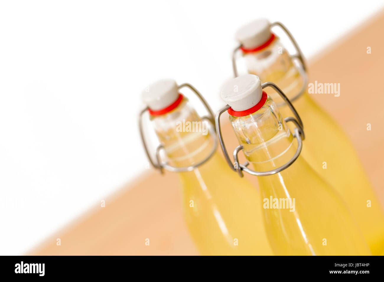 Flaschen mit Holundersirup gefüllt, Nahaufnahme Stock Photo