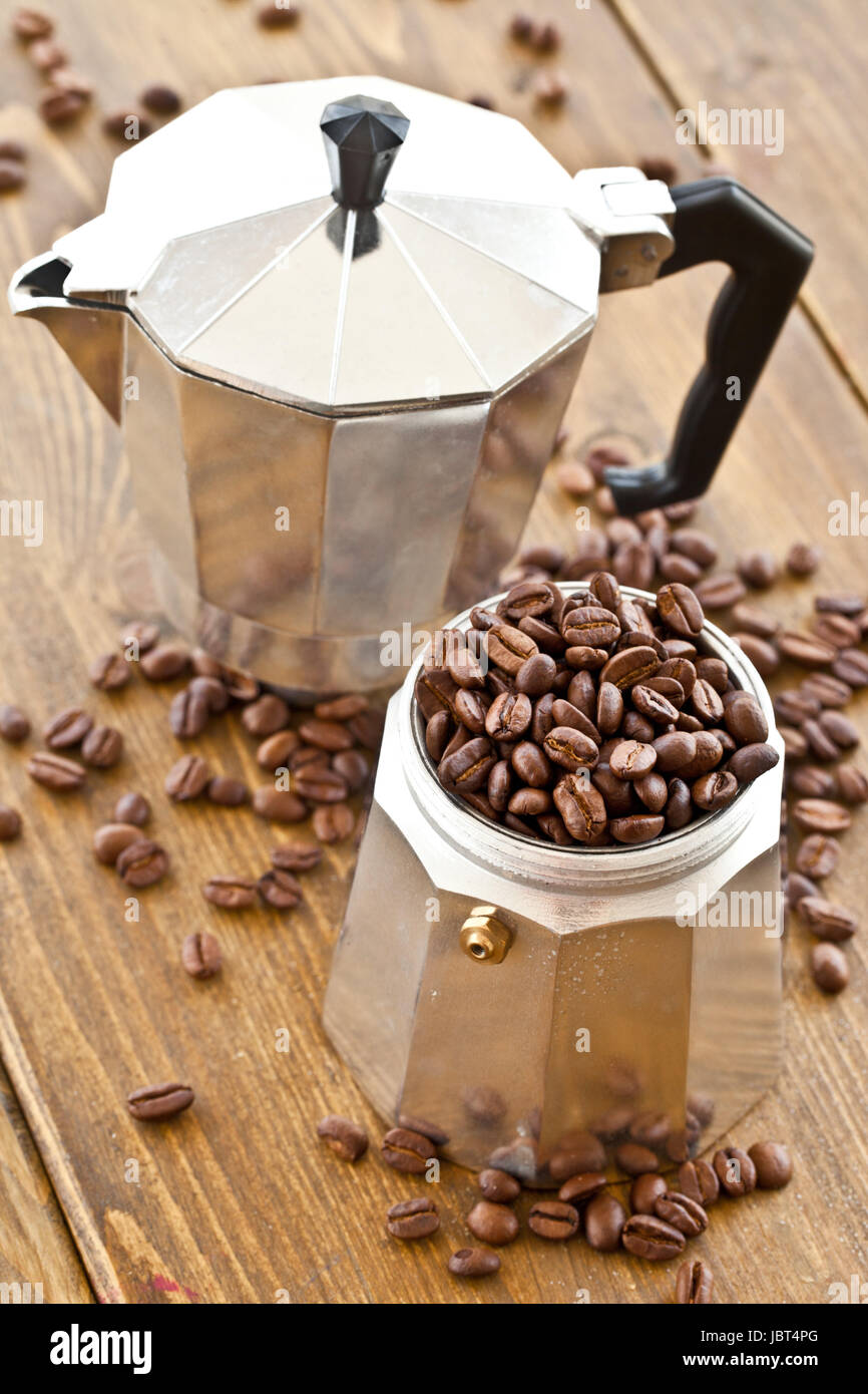 Frische geroestete Kaffeebohnen und altmodische Kaffeekanne Stock Photo