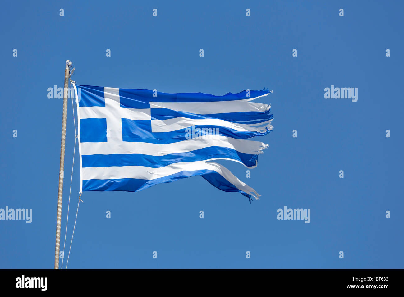 Griechische Nationalflagge vor blauem Himmel Stock Photo