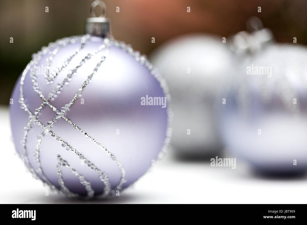 Glitzernde silberne Christbaumkugel auf weißem Hintergrund Macro detail Stock Photo