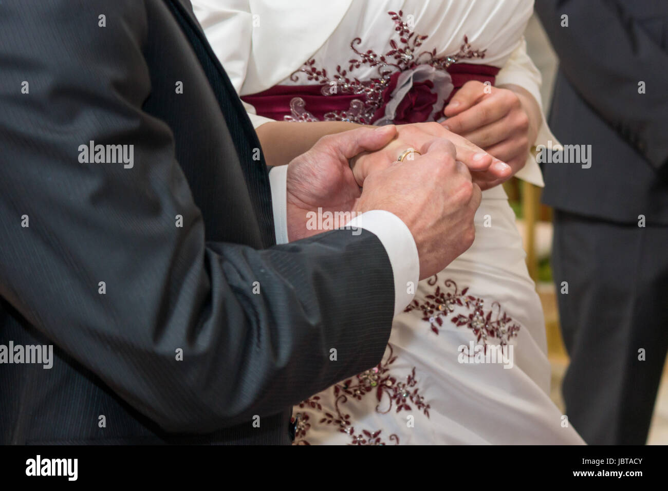 Ringwechsel bei einer kirchlichen Trauung Stock Photo