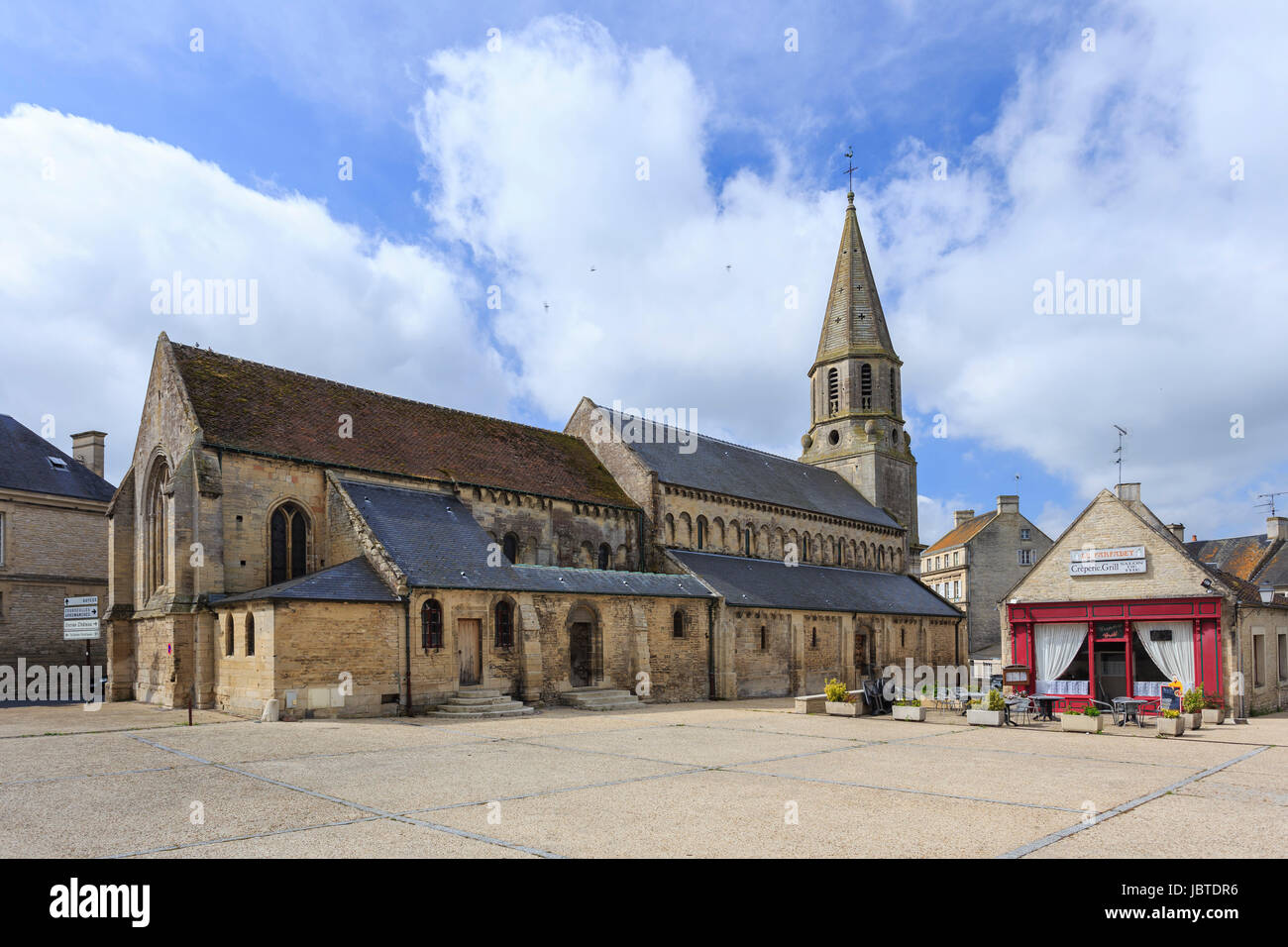 France, Calvados (14), Creully, la place de l'église // France, Calvados, Creully, place of the church Stock Photo