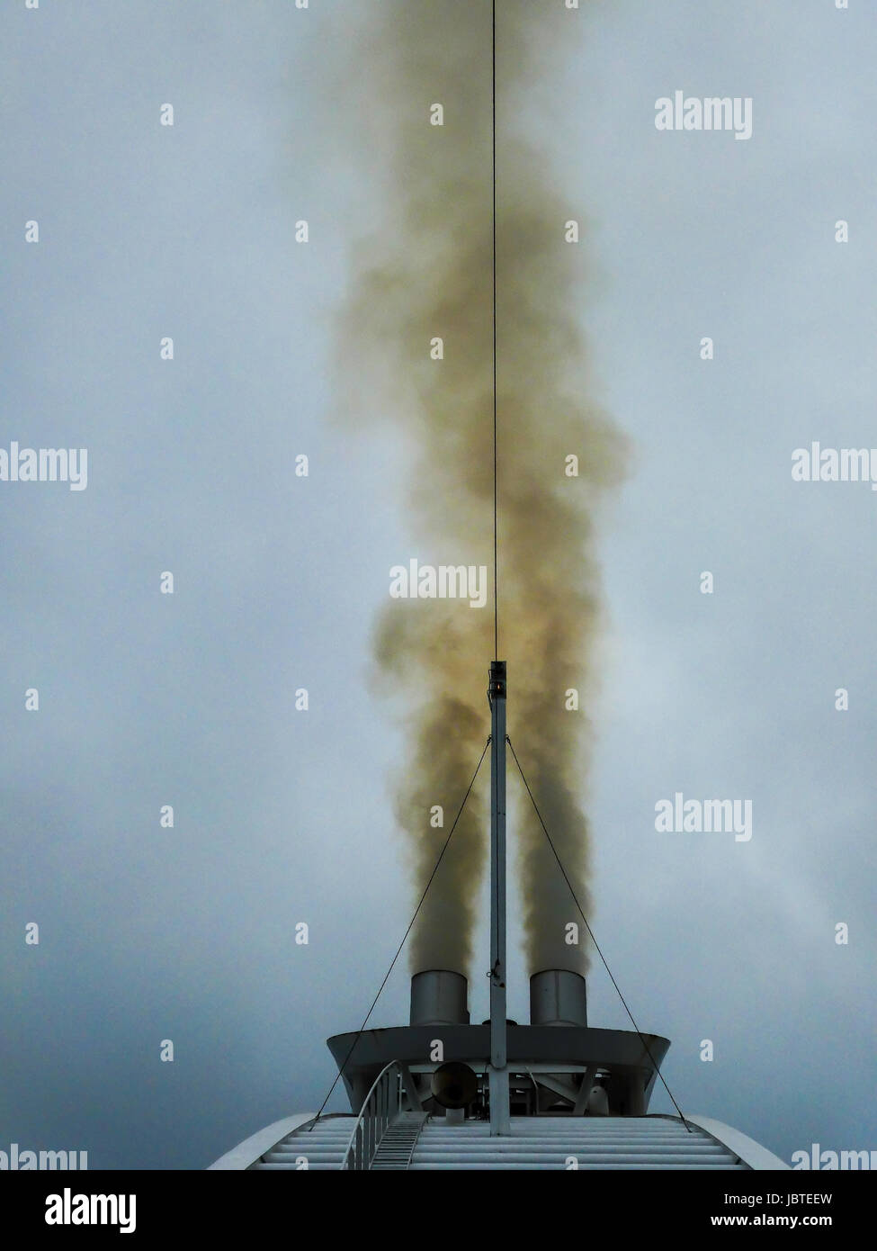 Abgasfahne über Schornstein der Color line / exhaust over smoke stack of  Color line Stock Photo - Alamy