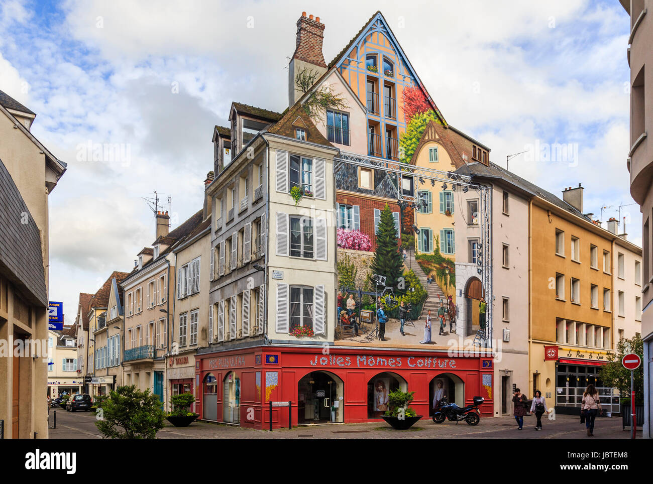 France, EureetLoir (28), Chartres, façade de maison peinte en trompel'oeil rue du Maréchal de France, EureetLoir (28), Chartres, façade de maison peinte en trompel'oeil rue du Maréchal de