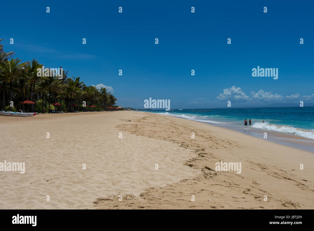 Schöner einsamer Sandstrand in der Karibik mit weißem Sand und blauem