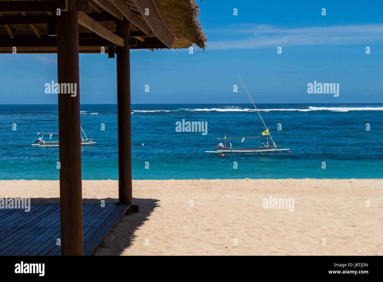 Schöner einsamer Sandstrand in der Karibik mit weißem Sand und blauem