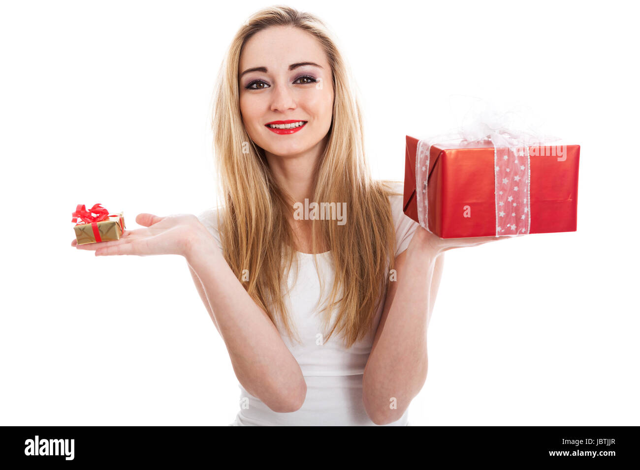 Junge attraktive Frau mit Geschenken freut sich und lacht isoliert vor weißem Hintergrund Stock Photo