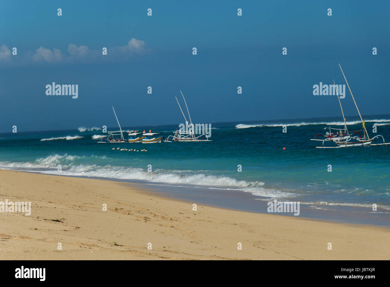 Schöner einsamer Sandstrand in der Karibik mit weißem Sand und blauem