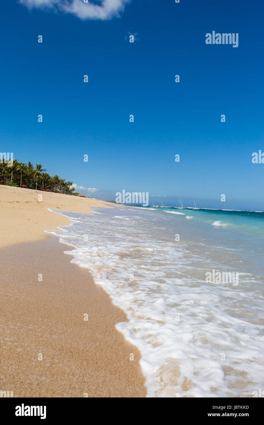 Schöner einsamer Sandstrand in der Karibik mit weißem Sand und blauem