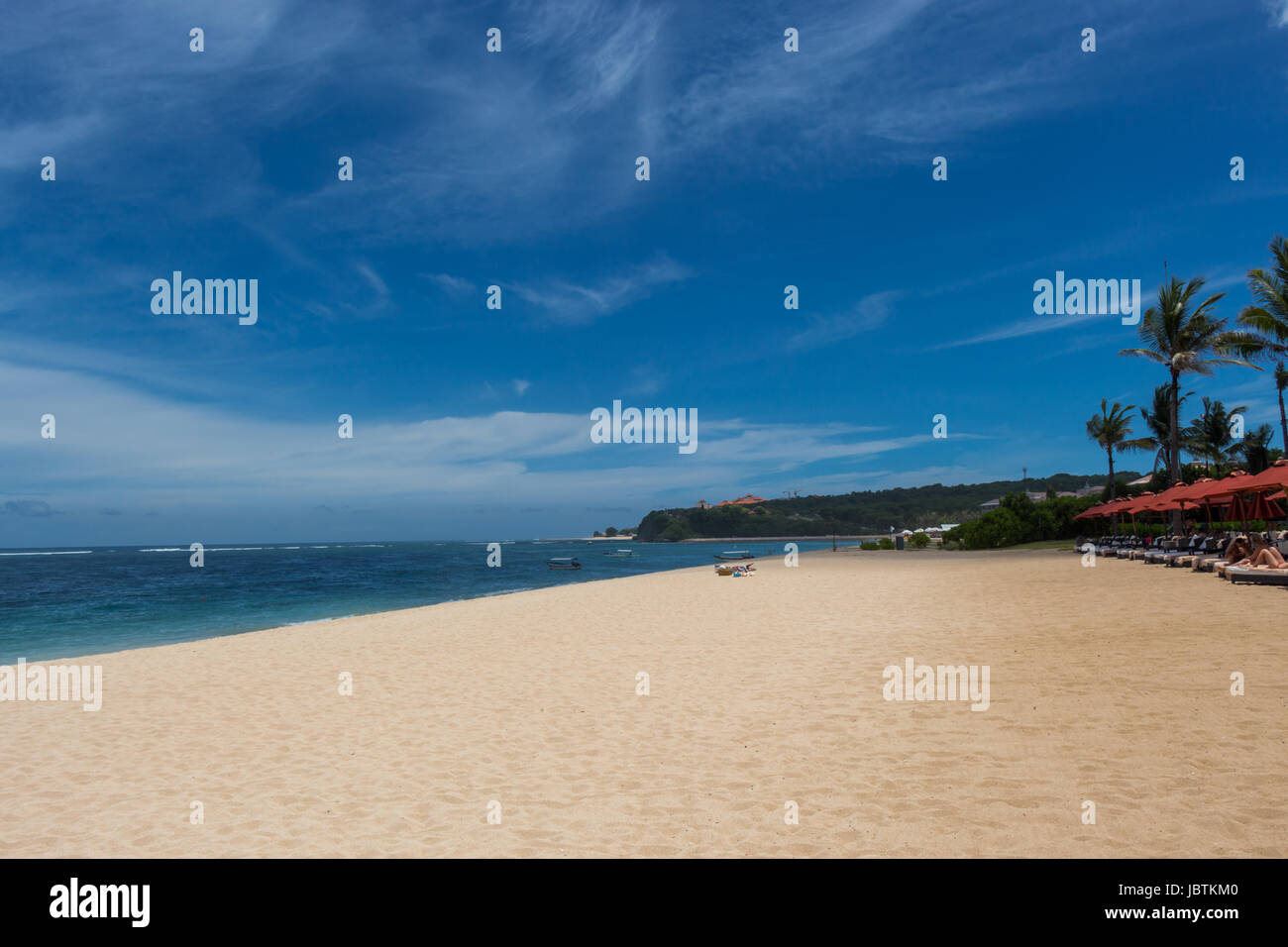 Schöner einsamer Sandstrand in der Karibik mit weißem Sand und blauem