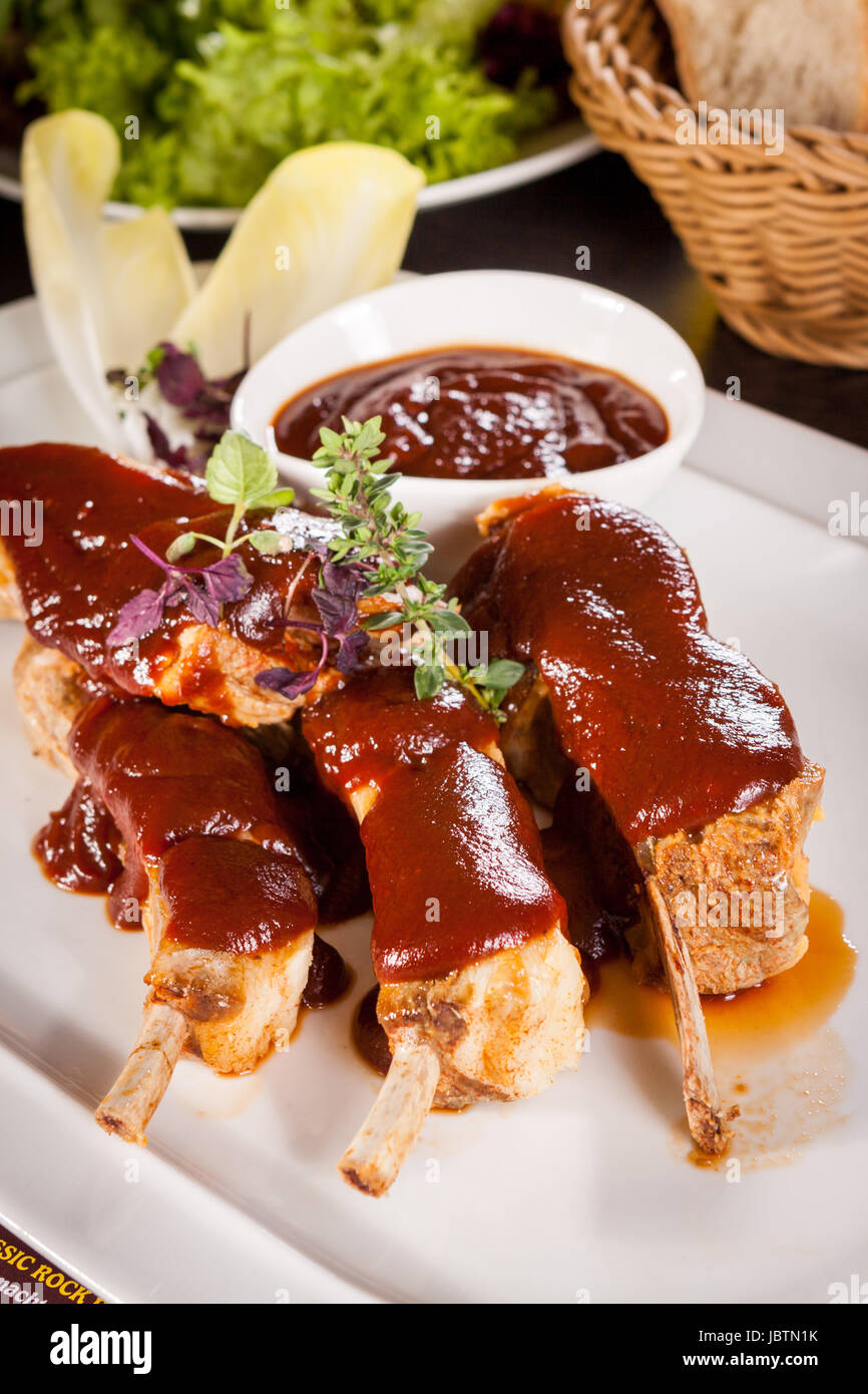 Gegrillte Schweinerippchen Spareribs mit Barbecuesoße marinade und ...