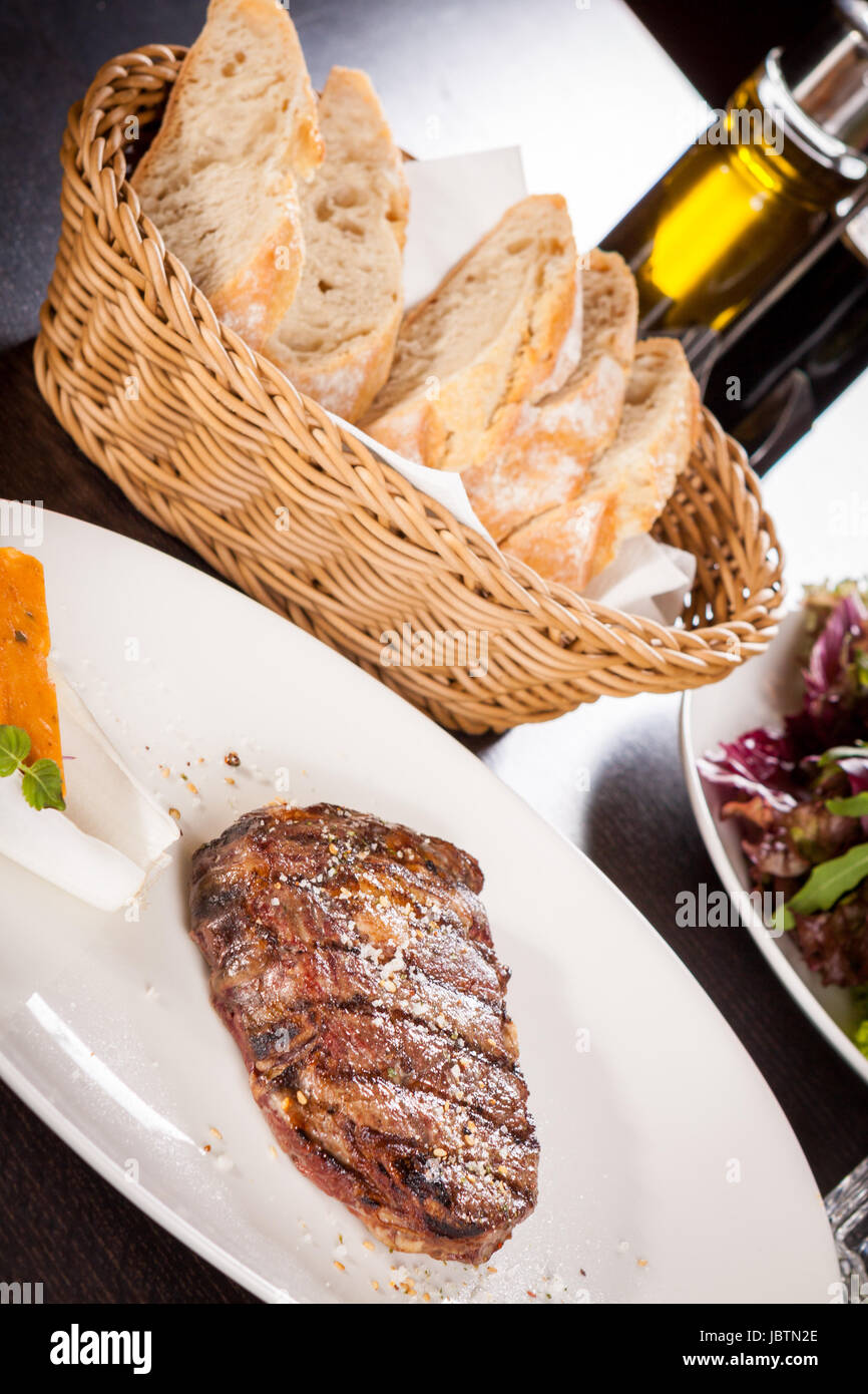 Saftig gegrillte Rinderfilet Steak mit hausgemachter Kräuterbutter auf einem Teller isoliert vor weißem Hintergrund Stock Photo