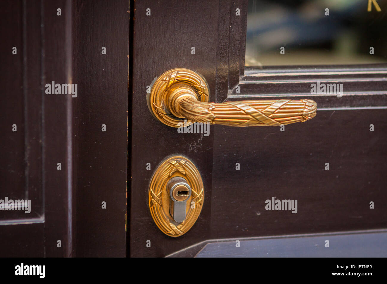 Türklinke Türknauf an einer holztüre Eingang an einem Haus als Nahaufnahme Stock Photo