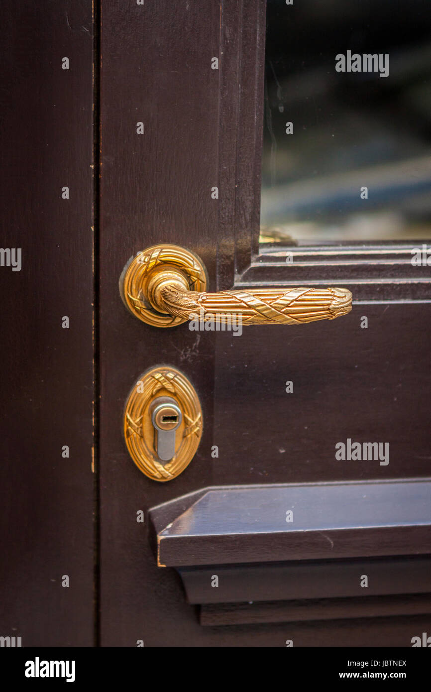 Türklinke Türknauf an einer holztüre Eingang an einem Haus als Nahaufnahme Stock Photo
