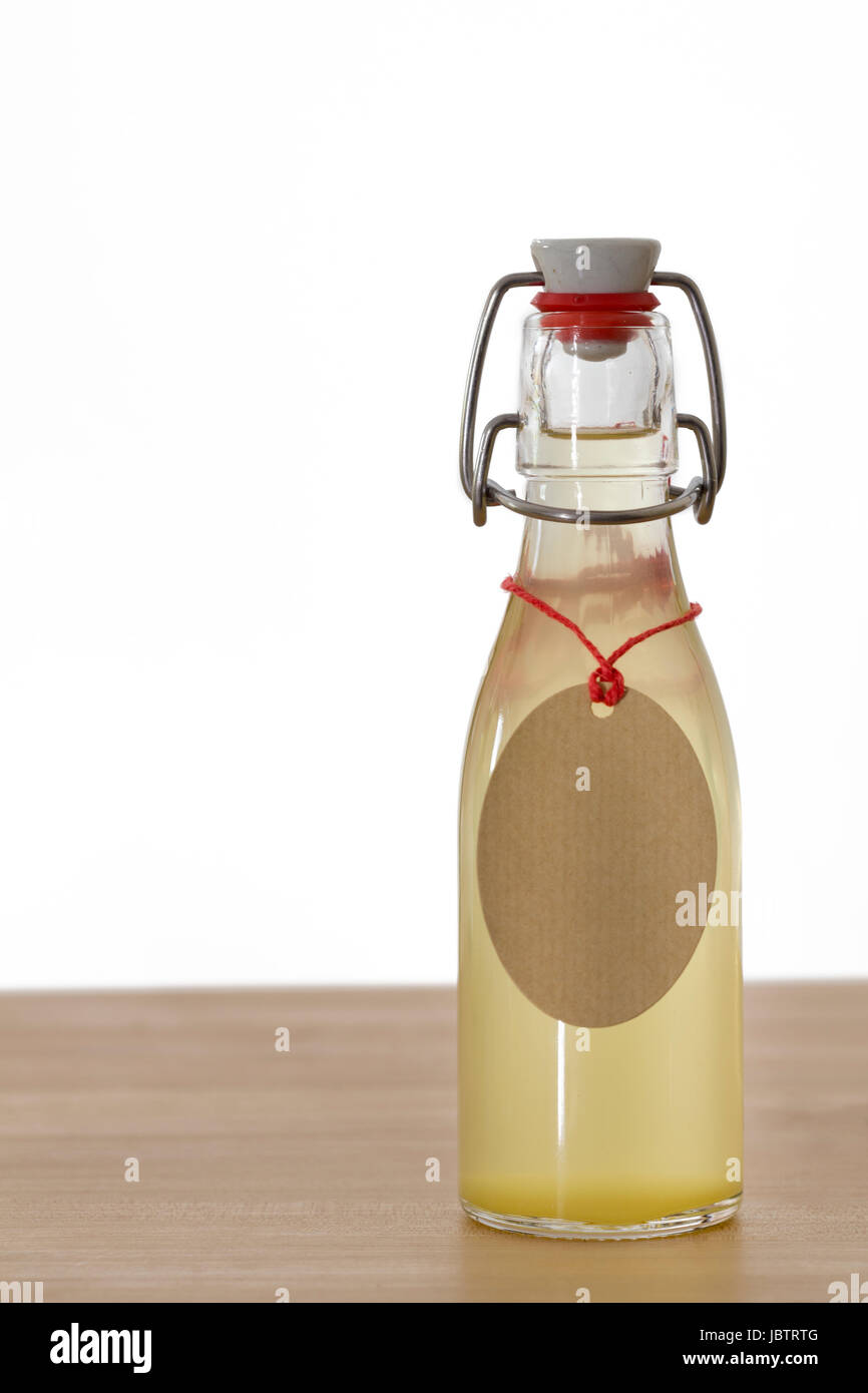 Flasche mit Holundersirup gefüllt Stock Photo