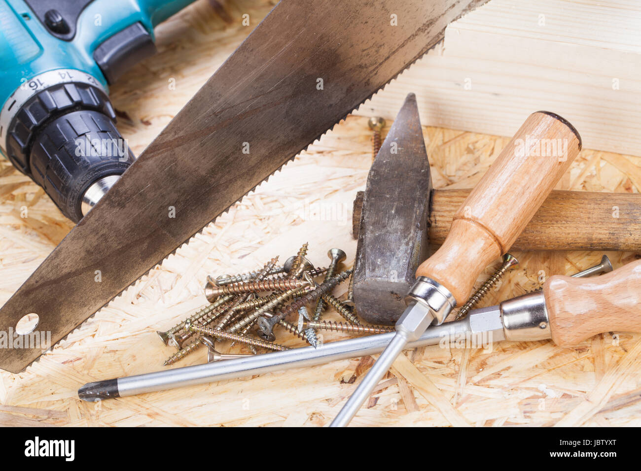 Heimwerker Werkzeug mit Akkuschrauber, Schraubendreher, Säge und Schrauben in einer Werkstatt Stock Photo