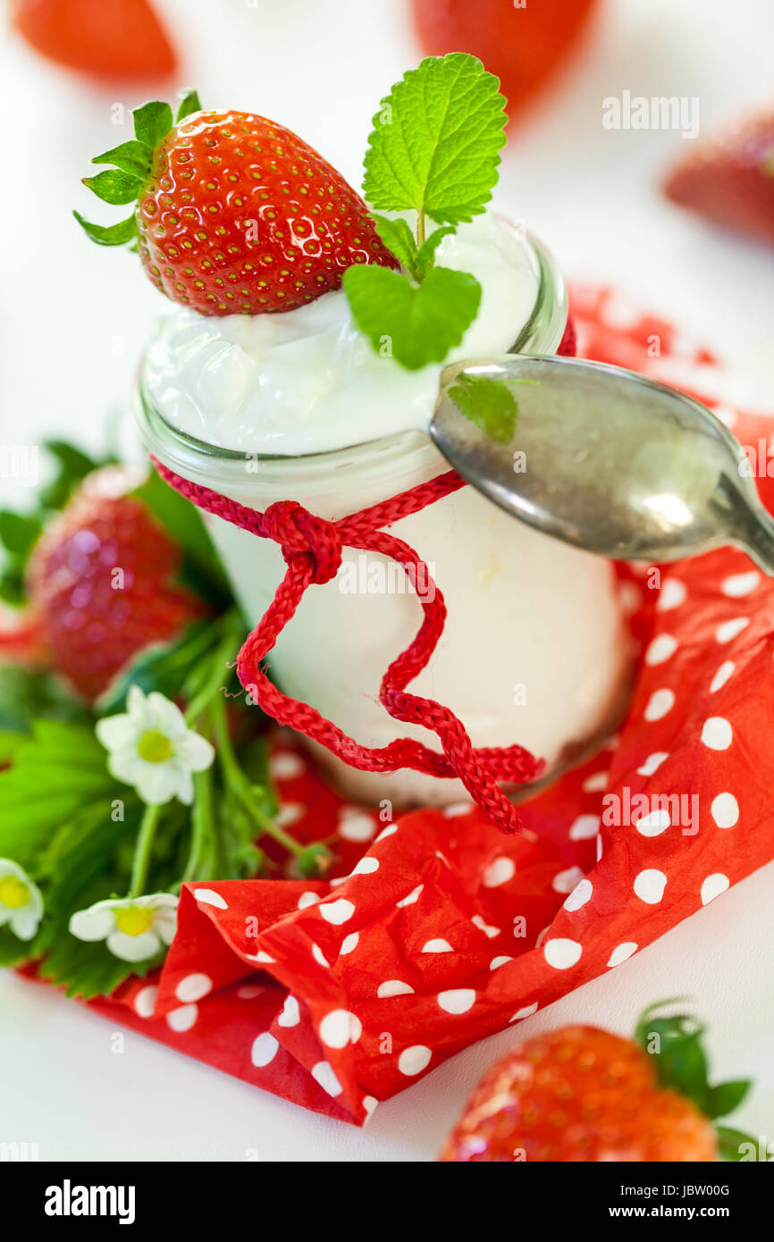 Frischer Joghurt mit Erdbeeren in einem Glas isoliert auf weißem ...