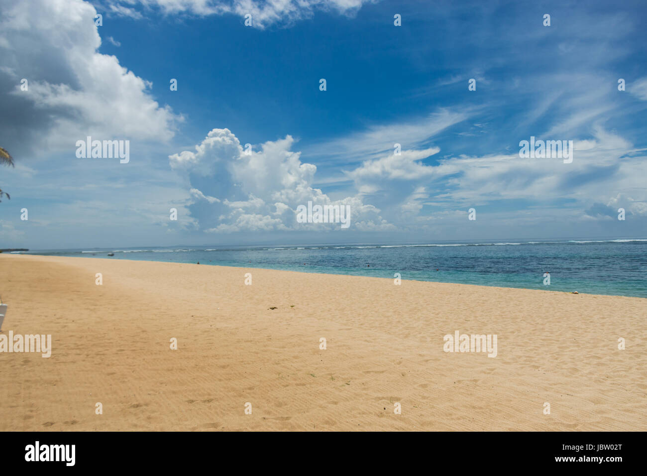 Schöner einsamer Sandstrand in der Karibik mit weißem Sand und blauem