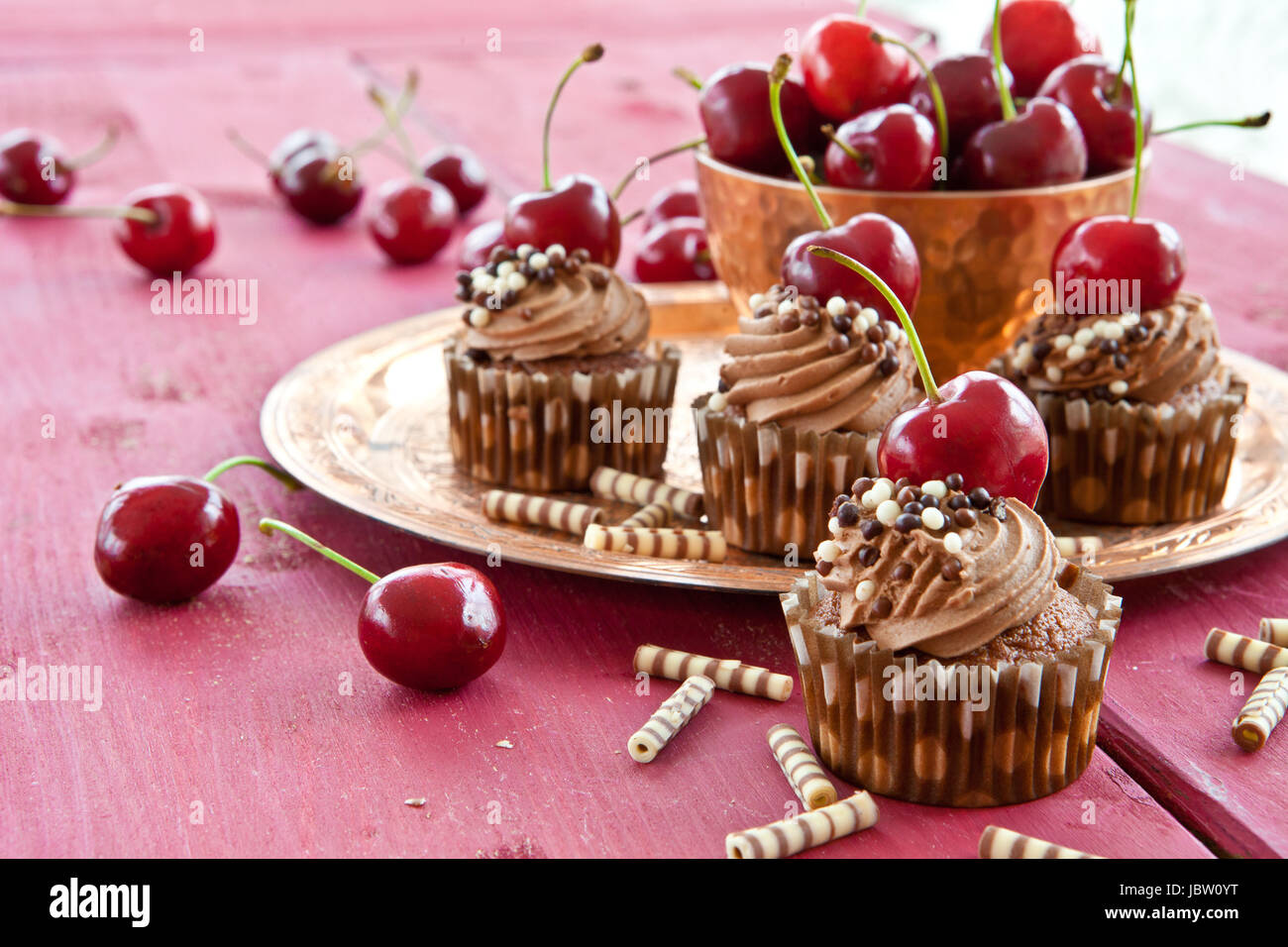 Schokoladen Cupcakes mit Buttercreme und frischen Kirschen Stock Photo ...