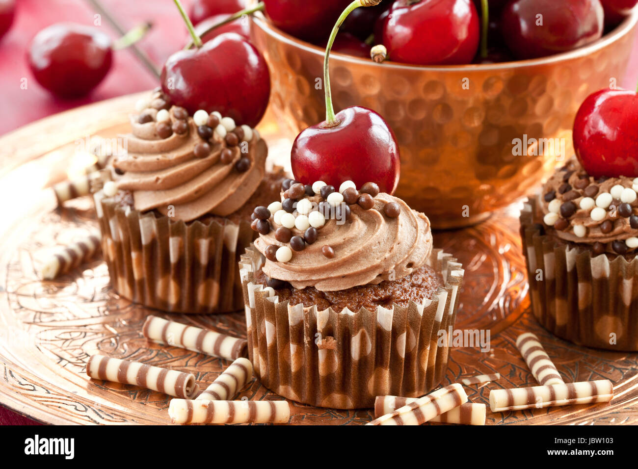 Schokoladen Cupcakes mit Buttercreme und frischen Kirschen Stock Photo ...
