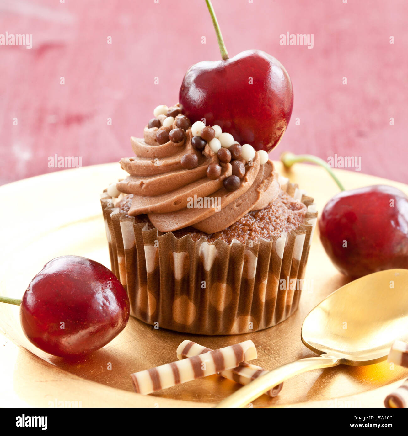 Schokoladen Cupcake mit Buttercreme und frischen Kirschen Stock Photo ...